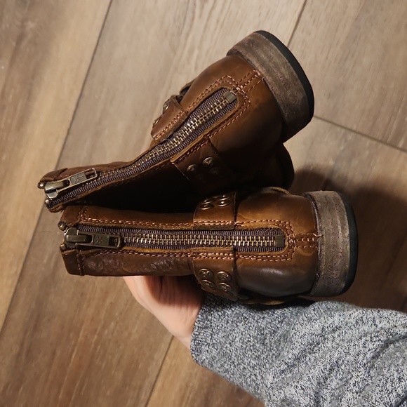 Frye boots 7 - Picture 3 of 10